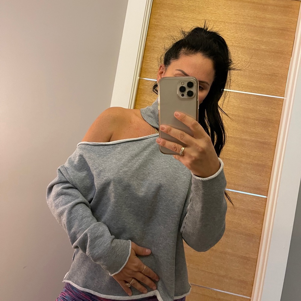 Grey sweatshirt with cut out shoulder